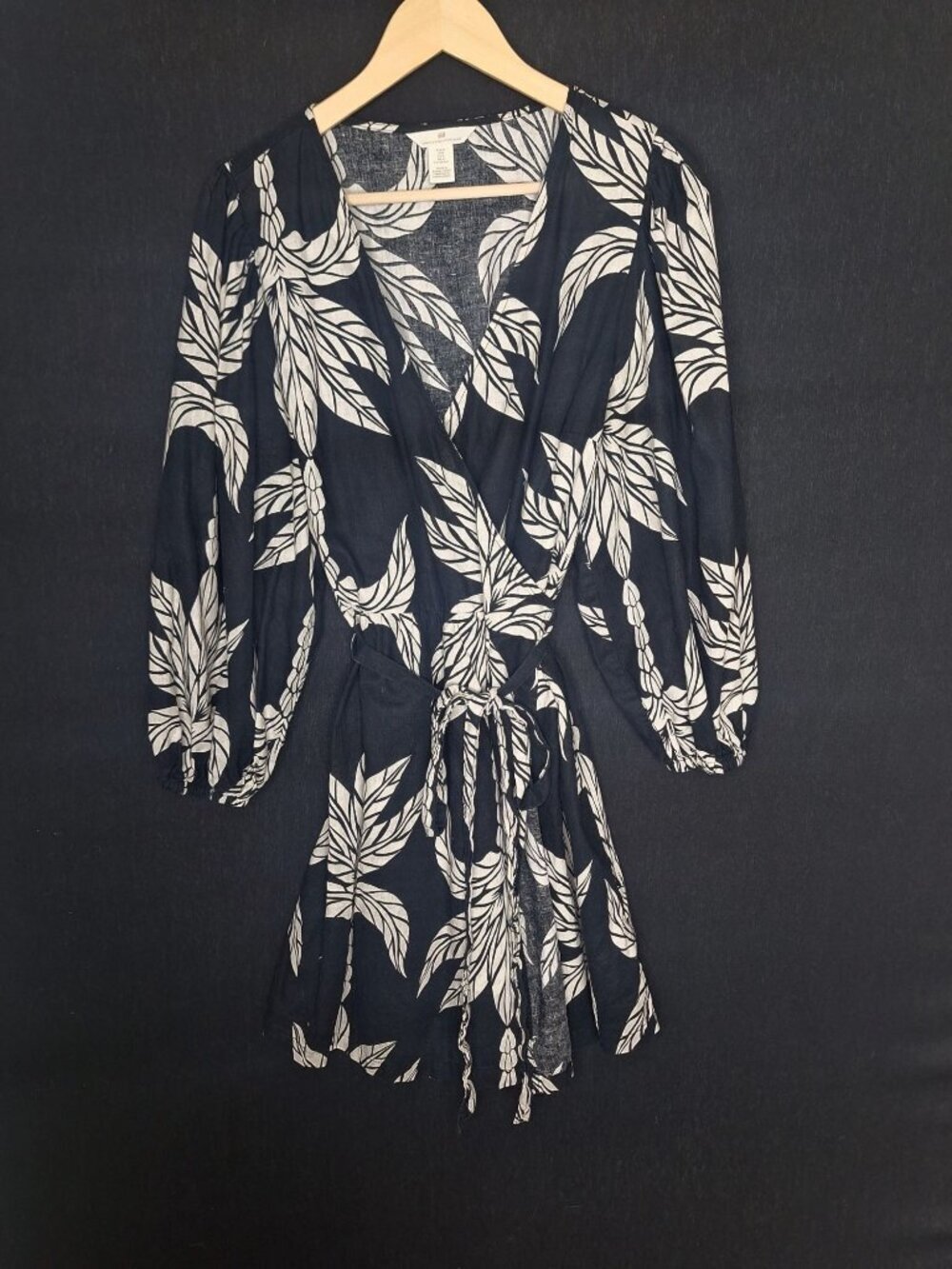 💙 H&M Linen Cotton Wrap Dress Size M Black Cream Tropical Leaf Print Long Sleev - Picture 1 of 8